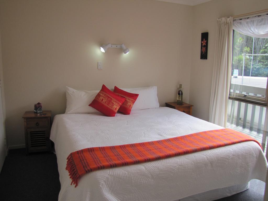 Tipi And Bobs Waterfront Lodge Tryphena Δωμάτιο φωτογραφία