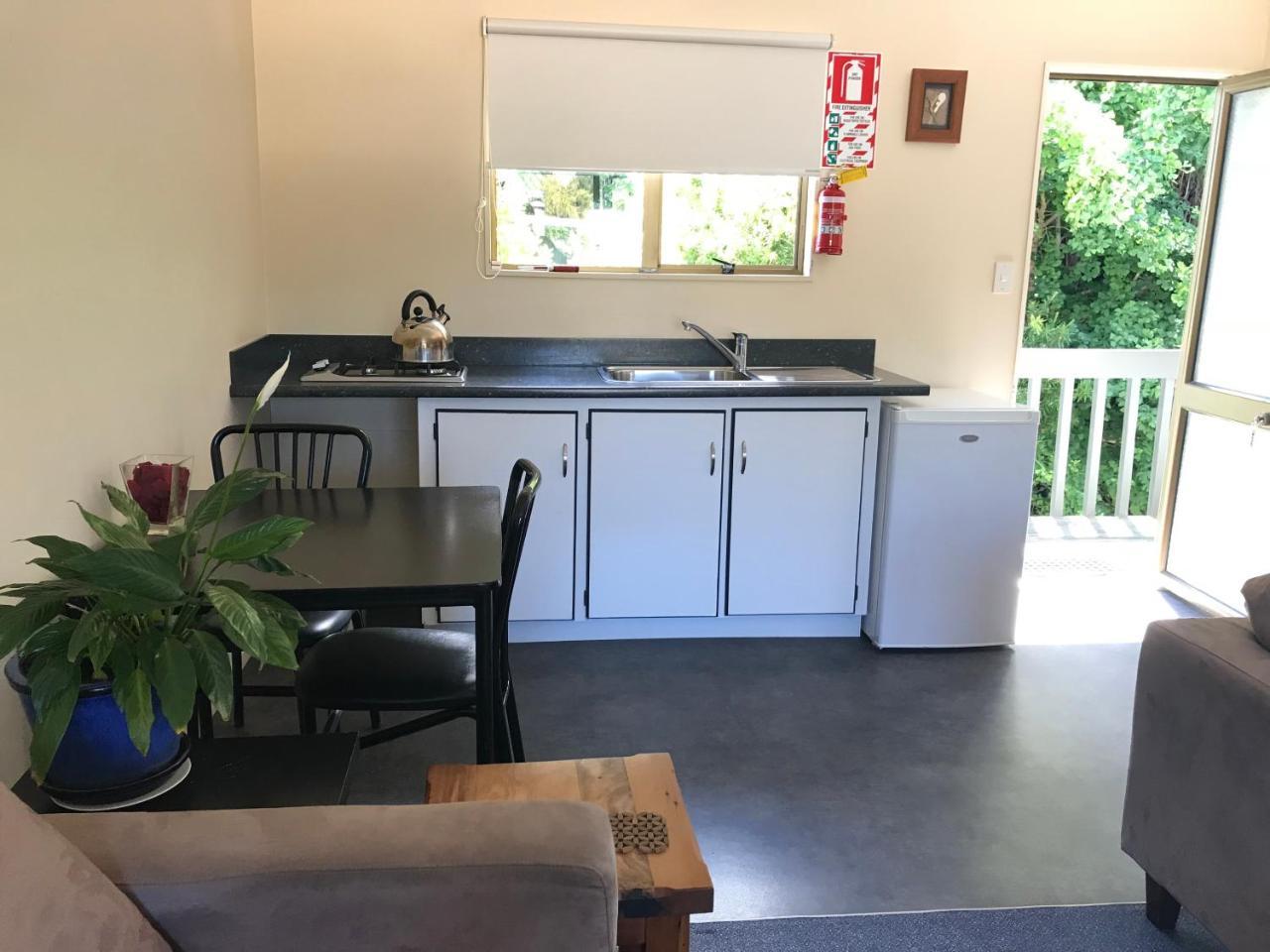Tipi And Bobs Waterfront Lodge Tryphena Εξωτερικό φωτογραφία